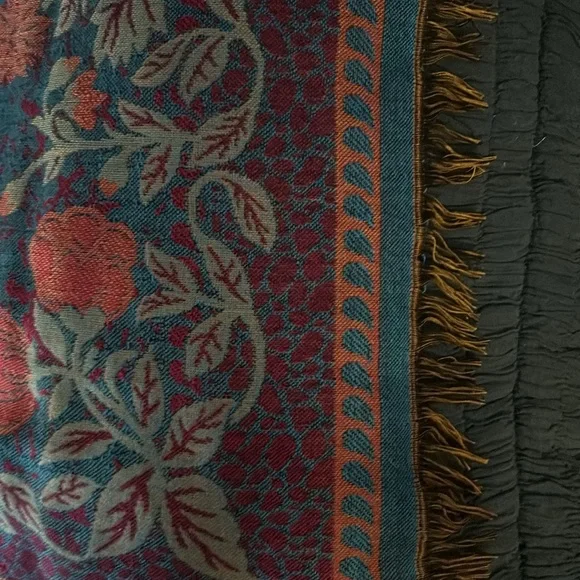 Beautiful light weight I believe scarf - Picture 7 of 7